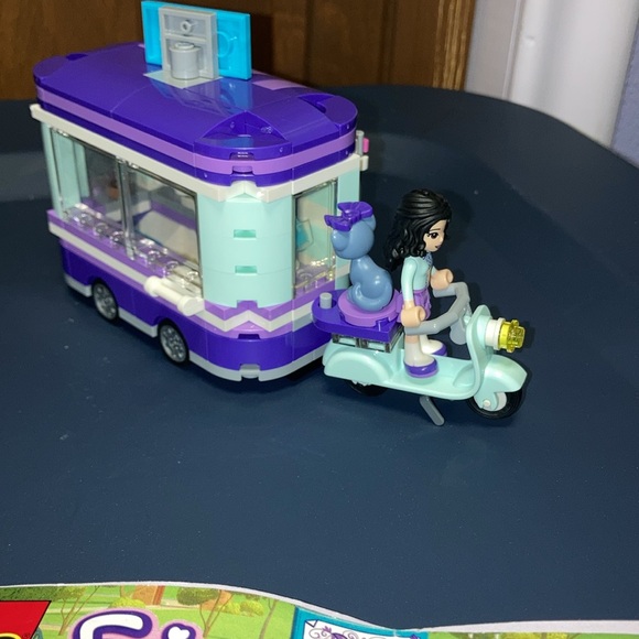 Lego friends building set 41332 Emma’s art stand - Picture 6 of 8